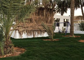 مزرعة بجلسة خارجية وألعاب أطفال 