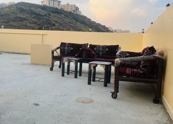 شقة بصالة وثلاث غرف نوم 