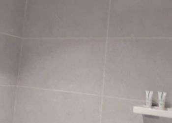 استديو بأثاث مريح وبسيط 