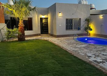 شاليه بمسطح اخضر ومسبح 