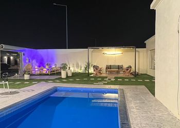 شاليه بصالة جلوس ومسبح خارجي