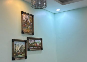 شاليه بمسطح اخضر وجلسة خارجية
