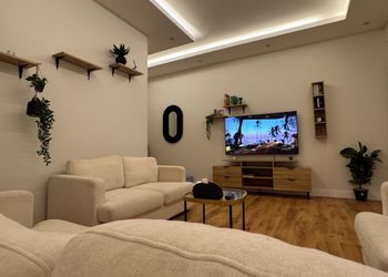 شقة بدخول ذاتي وصالة أنيقة