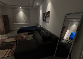 استديو بسرير ماستر وجلسة مريحة 