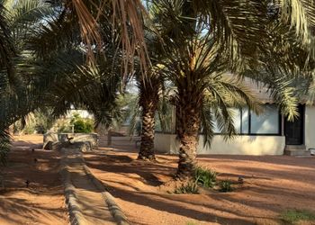 مزرعة بمسطحات خضراء وجلسة خارجية