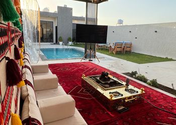 شاليه بجلسة تطل على مسبح خارجي 