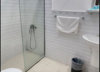 شقة بصالة وثلاث غرف نوم