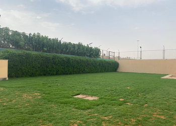 استراحة بمسطح اخضر وجلسة خارجية
