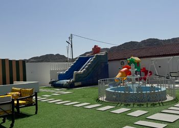 شاليه بمسبح وعدة مجالس