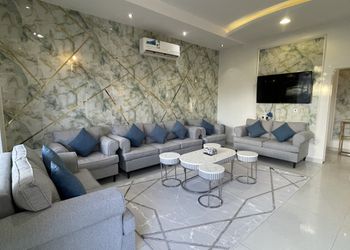 شاليه بمسطح اخضر وجلسة خارجية 