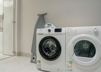 شقة بثلاث غرف نوم وغرفة جلوس 