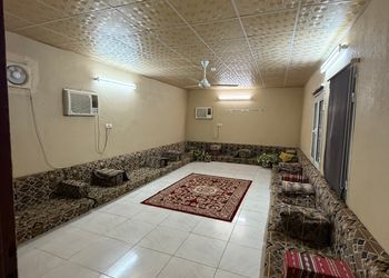 استراحة بمسبح خارجي وجلسة خارجية