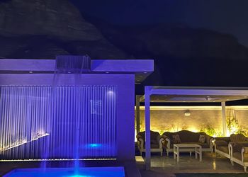 شاليه بمسبح تدفئة واسطبل خيل