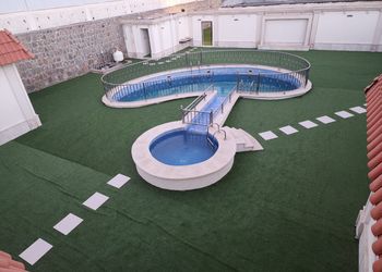 شاليه بمسطح اخضر ومسبح 