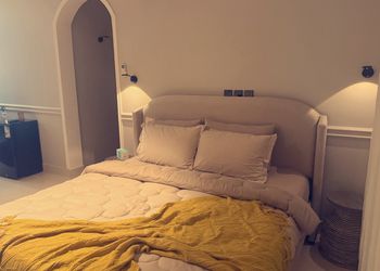 استديو بأثاث مريح وبسيط 
