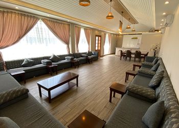 شاليه بمسطح اخضر ومسبح