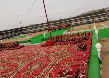 مخيم بجلسة خارجية وبيت شعر 
