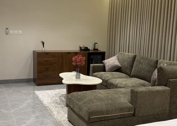 استديو بسرير ماستر وجلسة مريحة 