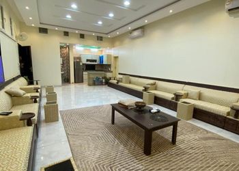 استراحة بمجلس واسع ومسطح اخضر 