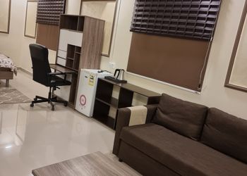 غرفة بسرير ماستر وجلسه جانبيه 