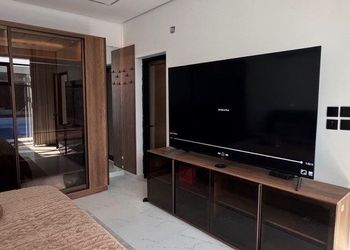 شاليه بغرفة نوم مطلة على المسبح 
