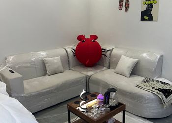 غرفة بسرير ماستر
