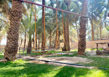 مزرعة بمسطحات خضراء وجلسة خارجية