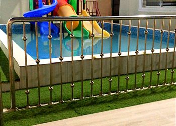 استراحة بمسبح بألعاب مائيه 