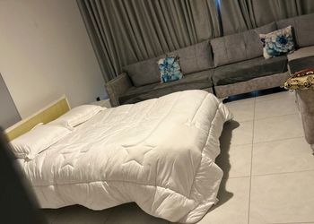 استديو بأثاث مريح وبسيط 