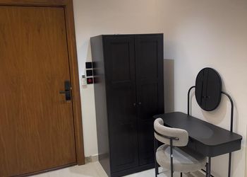 استديو بأثاث مريح وبسيط