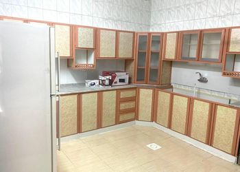 شقة بصالة وثلاث غرف نوم
