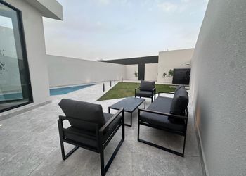 شاليه بمسطح اخضر ومسبح 