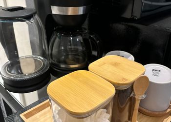 استديو بأثاث مريح وبسيط 