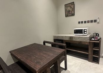 شاليه بغرفة جلوس ومسبح داخلي 