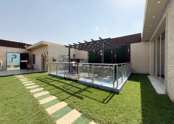 شاليه بجلسة خارجية ومسطح اخضر