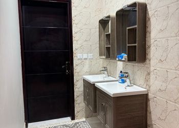 شقة بصالة انيقة ودخول ذاتي