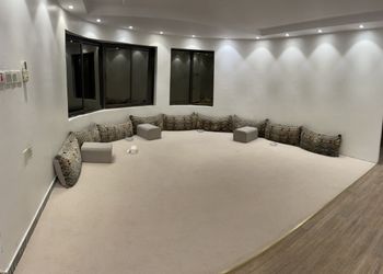 استراحة بجلسة مطلة على مسبح 