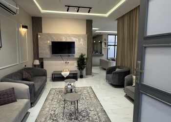 شاليه بمسبح خارجي وجلسة خارجية