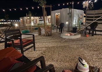 مزرعة بجلسة خارجية وبيت شعر 