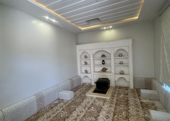 شاليه بجلسة خارجية ومسبح داخلي 
