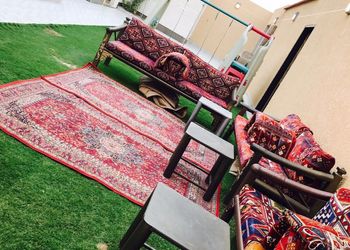 شاليه بمسبح ومسطحات خضراء