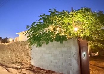غرفة بسريرين مفردة داخل مزرعة 