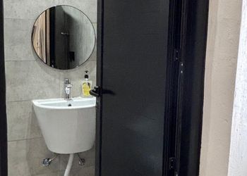 استديو بأثاث مريح وبسيط 