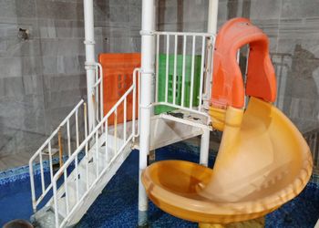 شاليه بجلسة تطل على مسبح خارجي 