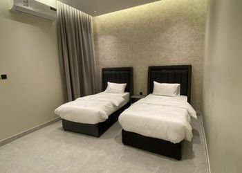 شاليه بمسطح اخضر وجلسة خارجية 