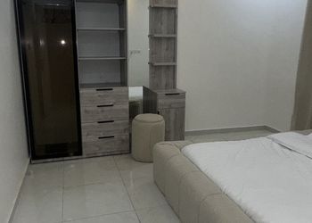 شقة بغرفة معيشة وغرفة نوم 