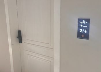شقة أنيقة بصالة وغرف نوم 