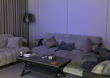 شقة بصالة أنيقة ودخول ذاتي