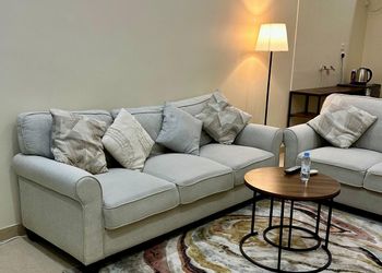 شقة بغرفة معيشة وغرفة نوم