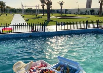 استراحه بمسطح اخضر وجلسة خارجية
